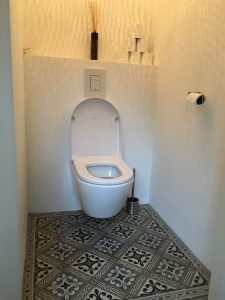 WC met Portugese cementtegels en Villeroy Subway toiletpot